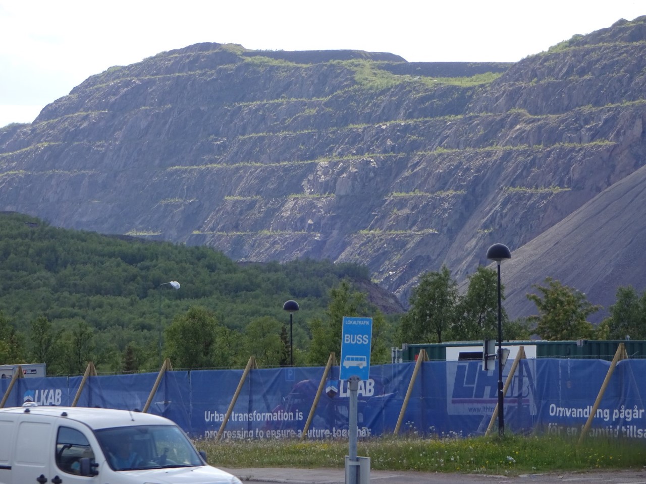 De järnmalmrika fjällen har grävts sönder. Vinsten styr. Foto: Henrik Persson